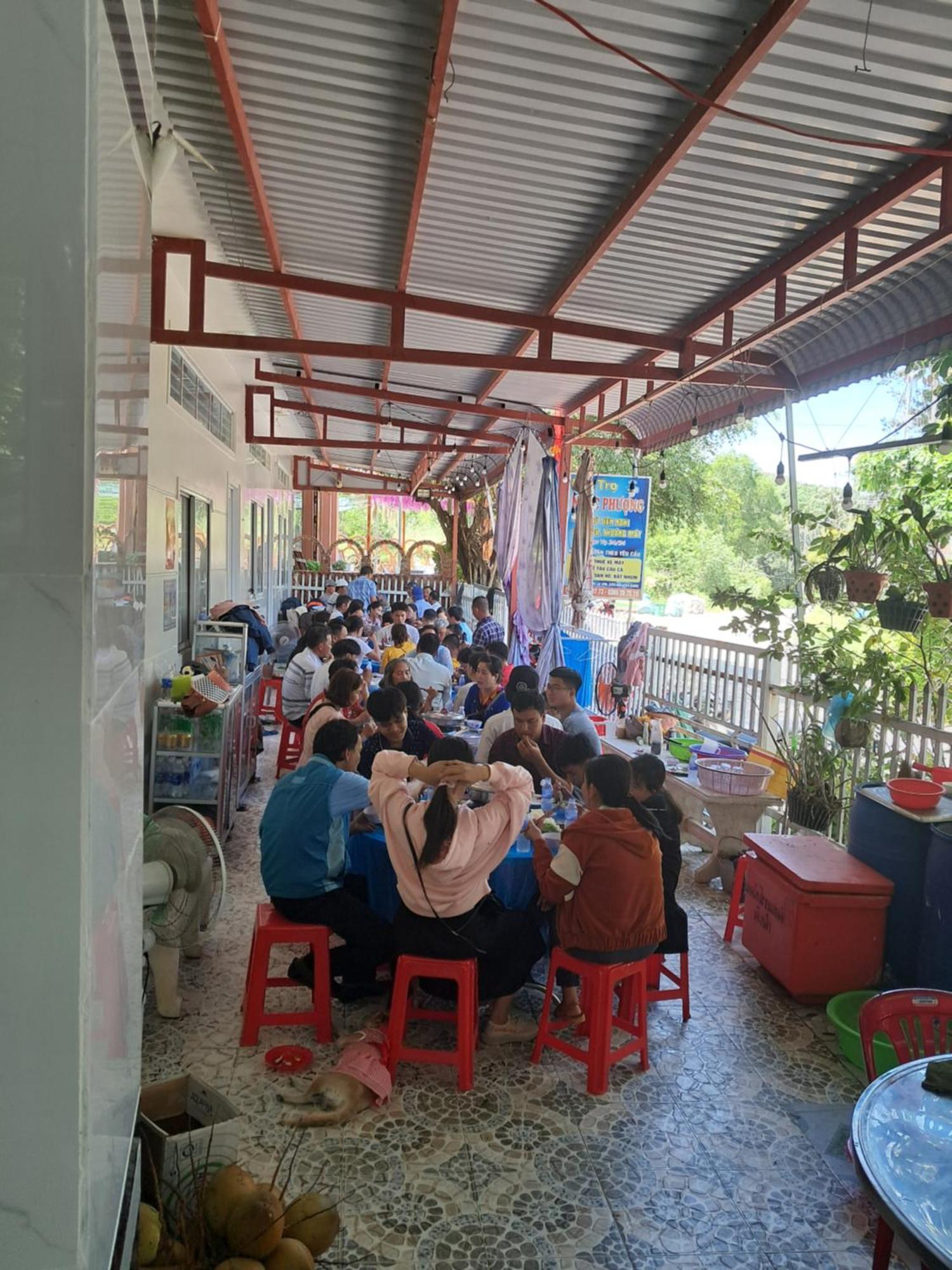 Готель Nhà Nghỉ NgọC PhuọNg Hon Son Lai Son Екстер'єр фото
